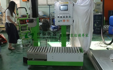 25KG自動(dòng)液體灌裝機(jī)安裝調(diào)試完成準(zhǔn)備裝箱出貨