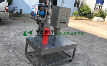 客戶在我司購(gòu)買的液體自動(dòng)灌裝機(jī)安裝調(diào)試完成，準(zhǔn)備出貨！