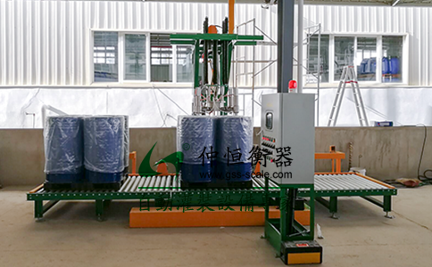 GAF-1500S4A自動(dòng)灌裝機(jī) 200Lx4桶液體灌裝生產(chǎn)線現(xiàn)場(chǎng)