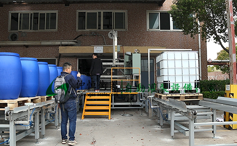 GAF-1500型200L*4桶 IBC噸桶全自動(dòng)灌裝機(jī)現(xiàn)場(chǎng)調(diào)試