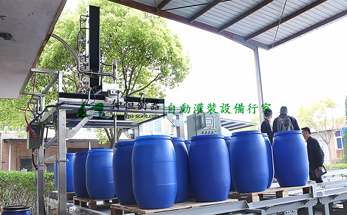 GAF-1500型200L*4桶 IBC噸桶自動(dòng)灌裝線現(xiàn)場(chǎng)調(diào)試2