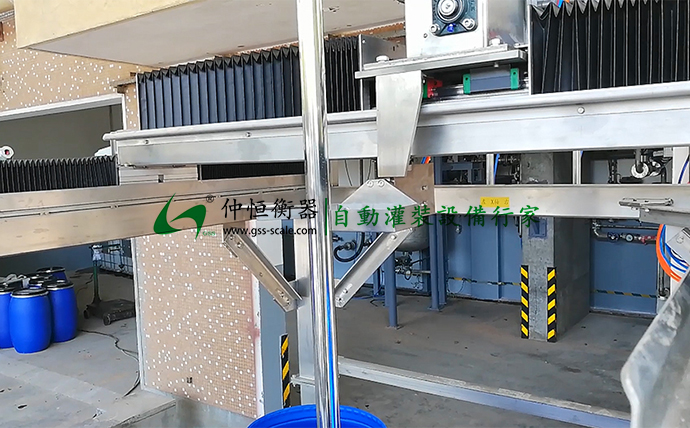 GAF-1500型200L*4桶 IBC噸桶自動(dòng)灌裝線現(xiàn)場(chǎng)調(diào)試7