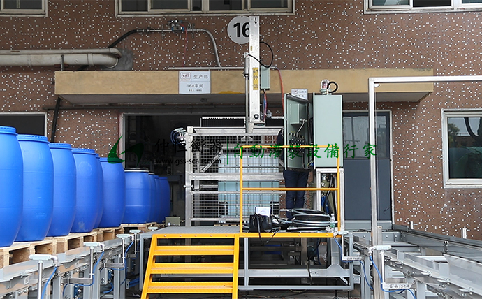 GAF-1500型200L*4桶 IBC噸桶自動(dòng)灌裝線現(xiàn)場(chǎng)調(diào)試6